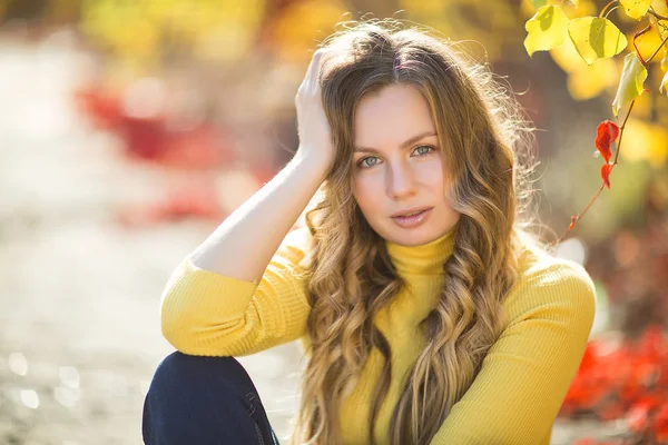 Jonge Aantrekkelijke Blonde Vrouw Buitenshuis Herfst Achtergrond Herfst Portret Van — Stockfoto