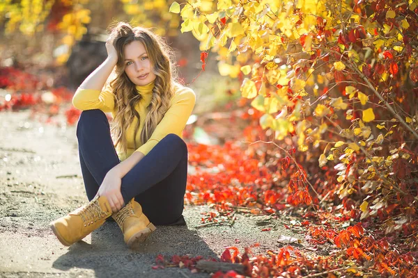 秋の背景に屋外で若い魅力的なブロンドの女性 美しいスタイリッシュな女性の秋の肖像画 — ストック写真