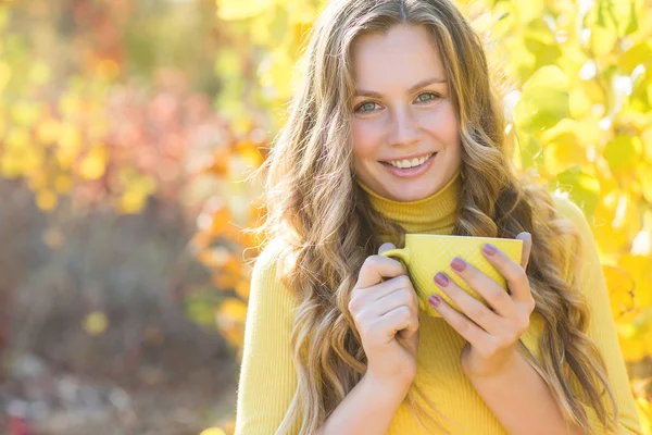 Primer Plano Retrato Joven Hermosa Mujer Fondo Otoño Con Taza — Foto de Stock