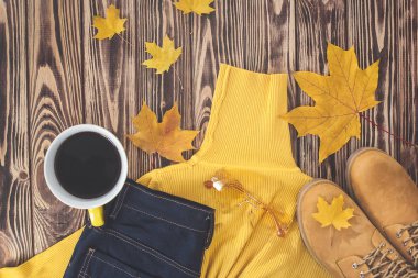 Sonbahar arka plan üst görünümü. Güz kadının giysileri düz döşeme resmi. Kadın gardırop.