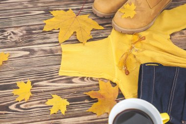 Sonbahar arka plan üst görünümü. Güz kadının giysileri düz döşeme resmi. Kadın gardırop.