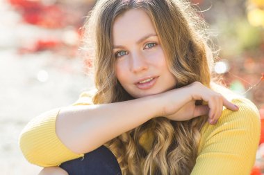 Sonbahar arka plan genç çekici sarışın kadın açık havada. Güzel şık kadının sonbahar portresi.