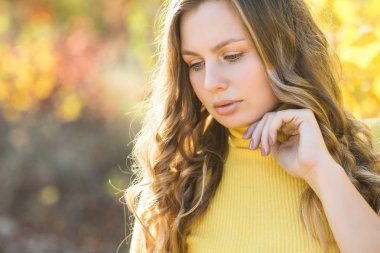 Sonbahar arka plan genç çekici sarışın kadın açık havada. Güzel şık kadının sonbahar portresi.