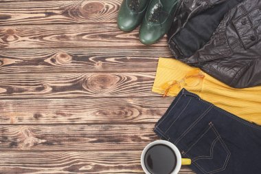 Sonbahar arka plan üst görünümü. Güz kadının giysileri düz döşeme resmi. Kadın gardırop.