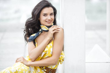 Mendil giyen çekici genç bir kadın. Aksesuarları ile şık kadın. Kadın güzellik portre açık havada.