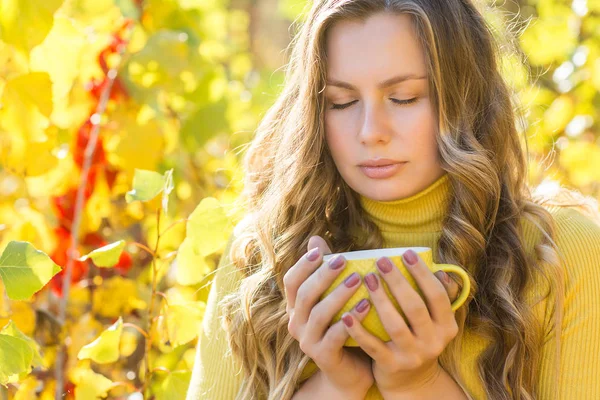 Primer Plano Retrato Joven Hermosa Mujer Fondo Otoño Con Taza — Foto de Stock