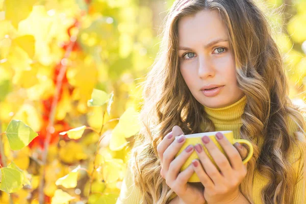 Primer Plano Retrato Joven Hermosa Mujer Fondo Otoño Con Taza — Foto de Stock