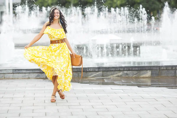 Una Joven Atractiva Paseando Por Ciudad Dama Vestido Largo Amarillo —  Fotos de Stock