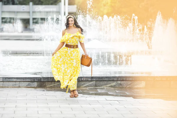 Attraktiv Ung Kvinna Som Går Staden Lady Gul Lång Klänning — Stockfoto