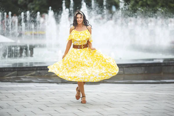 Una Joven Atractiva Paseando Por Ciudad Dama Vestido Largo Amarillo —  Fotos de Stock