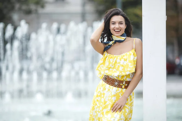 Uma Jovem Atraente Usar Lenço Feminino Elegante Com Acessórios Mulher — Fotografia de Stock