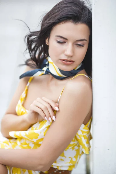 Una Joven Atractiva Con Pañuelo Elegante Hembra Con Accesorios Mujer — Foto de Stock