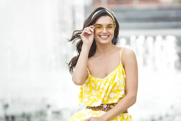 Стильная Молодая Женщина Желтых Солнечных Очках Красочный Портрет Привлекательной Женщины — стоковое фото