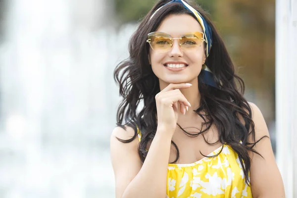 Mujer Joven Con Estilo Gafas Sol Amarillas Retrato Belleza Atractiva — Foto de Stock