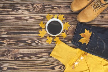 Sonbahar arka plan üst görünümü. Güz kadının giysileri düz döşeme resmi. Kadın gardırop.