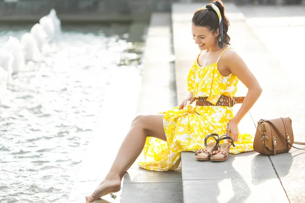 Attraente Giovane Donna Che Indossa Fazzoletto Elegante Femmina Con Accessori — Foto Stock