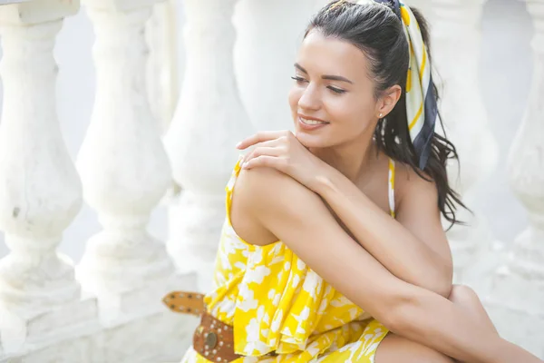 Una Joven Atractiva Con Pañuelo Elegante Hembra Con Accesorios Mujer —  Fotos de Stock