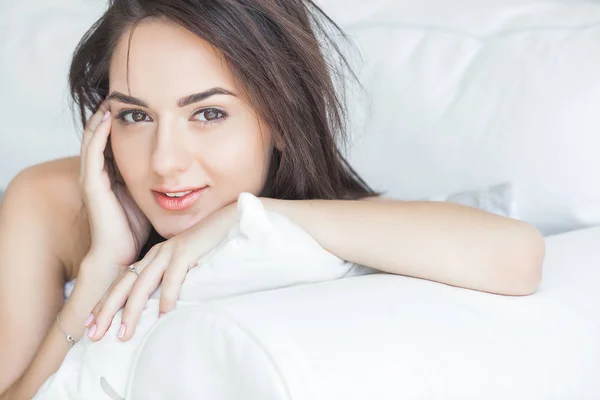 魅力的な若い女性クローズアップ肖像画 女性の屋内 ベッドの中の美しい女性 — ストック写真