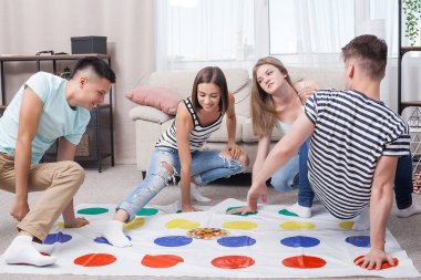 İçeride oynayan bir grup genç. Arkadaşlar eğleniyor. Etkin oyunlar.