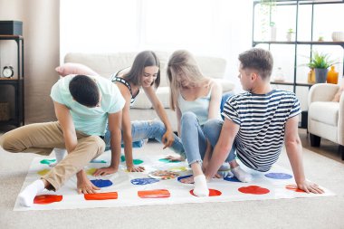 İçeride oynayan bir grup genç. Arkadaşlar eğleniyor. Etkin oyunlar.