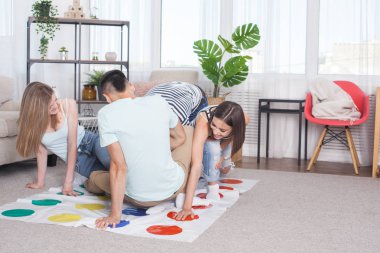 İçeride oynayan bir grup genç. Arkadaşlar eğleniyor. Etkin oyunlar.