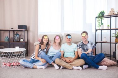 Bir grup genç içeride oyun oynuyor. Aktif gençlik. Mutlu gülümseyen insanlar eğleniyor. Tatildeki öğrenciler.