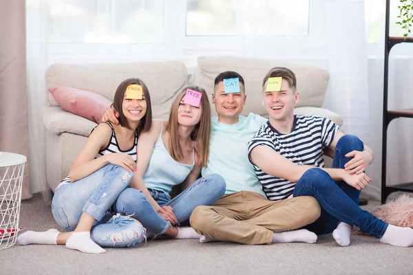 Grupo Jovens Jogando Jogos Dentro Casa Juventude Activa Feliz Sorrindo — Fotografia de Stock