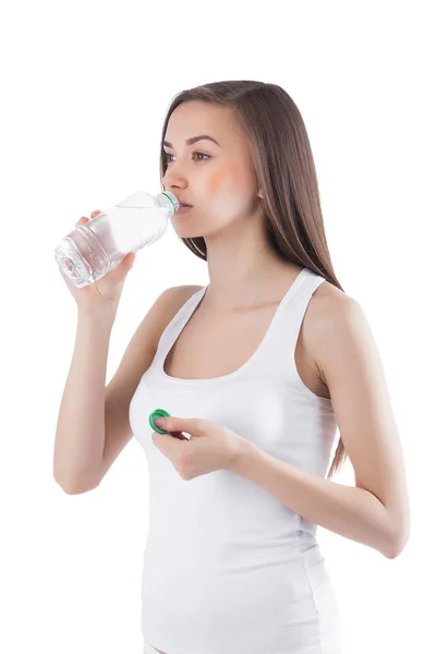 きれいな水を飲む若い健康な女性 孤立した白い背景に水のボトルを保持している女性 — ストック写真