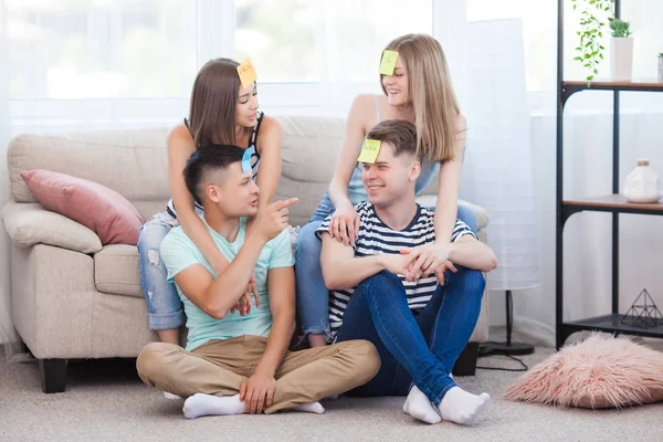 Een Groep Jongeren Die Binnen Spelletjes Spelen Actieve Jeugd Gelukkige — Stockfoto