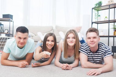 Televizyon izleyen bir grup genç. Duygusal arkadaşlar içeride eğleniyor ve maç seyrediyorlar..