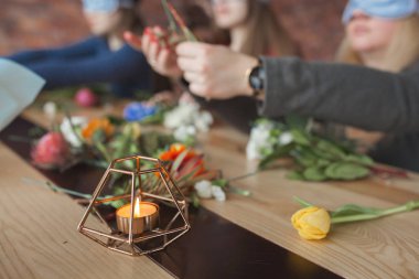 Çiçek maser sınıfı. Taze çiçeklerle çiçek kompozisyonu yapan kadınlar.