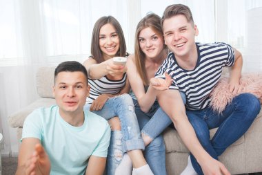 Televizyon izleyen bir grup genç. Duygusal arkadaşlar içeride eğleniyor ve maç seyrediyorlar..