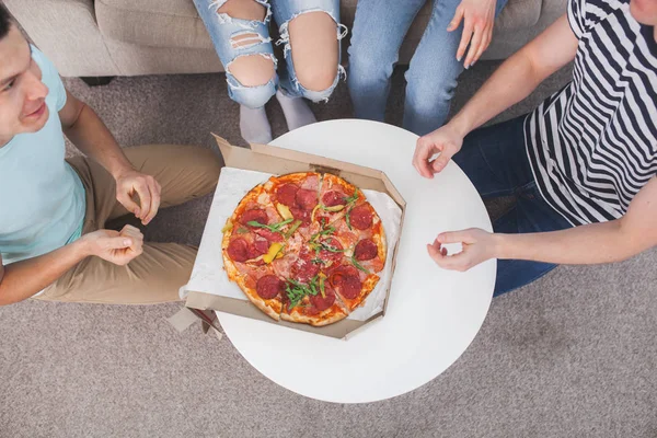 Jovens Comendo Pizza Vista Superior Grupo Amigos Almoçando Dentro Casa — Fotografia de Stock