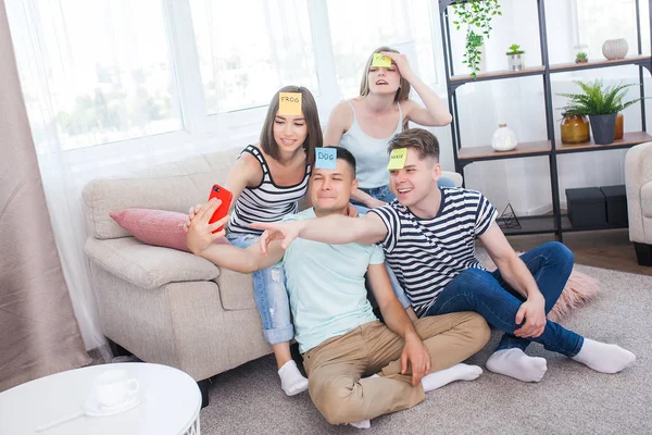 Young People Making Selfie Indoors Group Friends Making Shot Smartphone — Stock Photo, Image