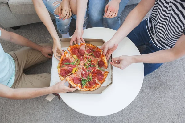 Jovens Comendo Pizza Vista Superior Grupo Amigos Almoçando Dentro Casa — Fotografia de Stock