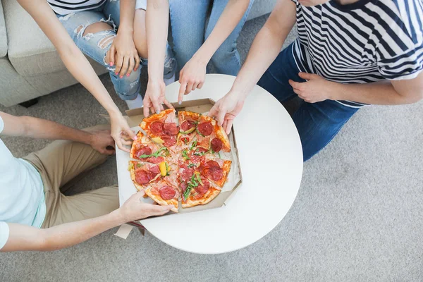 Jovens Comendo Pizza Vista Superior Grupo Amigos Almoçando Dentro Casa — Fotografia de Stock