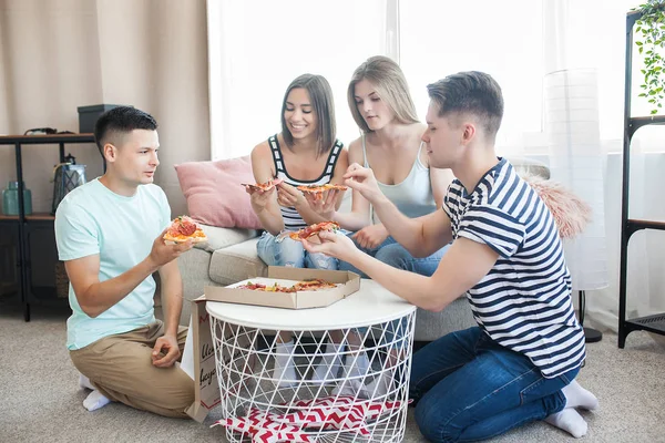 Jovens Comer Pizza Grupo Amigos Almoçando Dentro Casa Amigos Engraçados — Fotografia de Stock