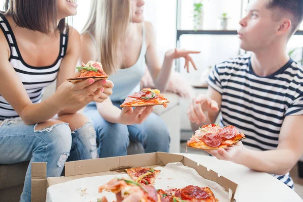 Jovens Comer Pizza Grupo Amigos Almoçando Dentro Casa Amigos Engraçados — Fotografia de Stock