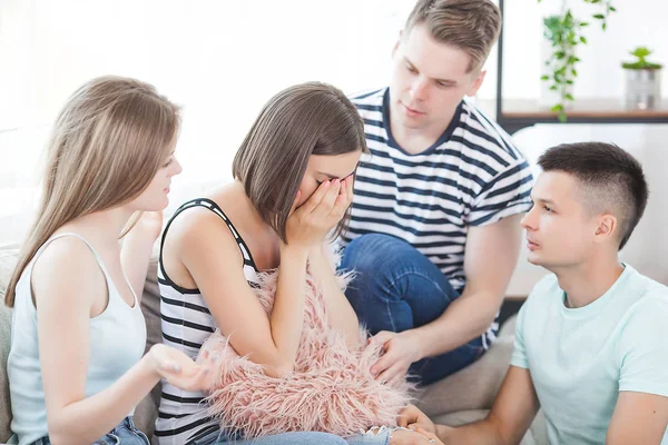 Freunde Versuchen Ihren Besten Freund Beruhigen Frau Depressiv Junge Menschen — Stockfoto