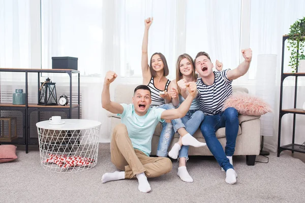 Grupo Jovens Assistindo Amigos Emocionais Divertindo Assistindo Jogo Dentro Casa — Fotografia de Stock