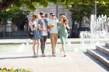 Şehirde dolaşan genç insanlar. Tarz sahibi arkadaşlar birlikte eğleniyorlar. Kahve içip sohbet eden bir grup insan..