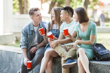 Gençler çeşmenin yanında dinleniyor. Bir grup arkadaş birlikte vakit geçiriyorlar. Arkadaşlar eğleniyor..