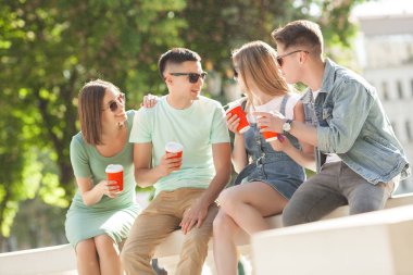 Dışarıdaki bir grup arkadaş. Kasabada dolaşan gençler. Öğrenciler eğleniyor..