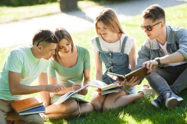Öğrenciler çalışıyor. Gençler derslere hazırlanıyor. İnsanlar sınavlara hazırlanıyor..