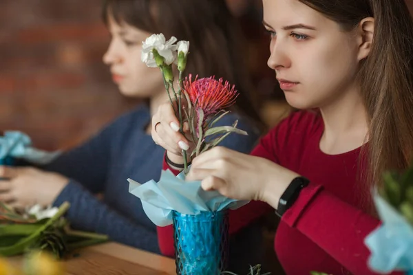 Blumen Maser Klasse Frauen Machen Eine Florale Komposition Mit Frischen — Stockfoto