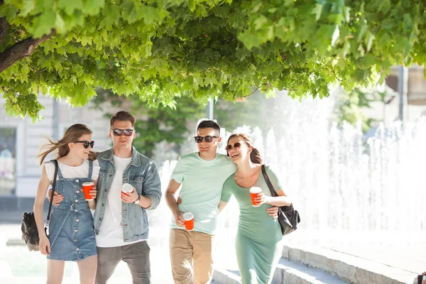 Jovens Caminhando Pela Cidade Amigos Elegantes Juntos Divertindo Grupo Pessoas — Fotografia de Stock