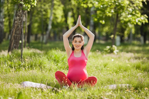 Atractiva Joven Embarazada Haciendo Ejercicios Yoga Aire Libre Parque Esperando — Foto de Stock