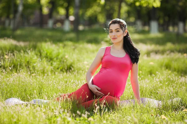 Tânără Gravidă Atractivă Care Face Exerciții Yoga Aer Liber Parc — Fotografie, imagine de stoc