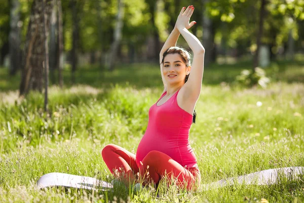 Atractiva Joven Embarazada Haciendo Ejercicios Yoga Aire Libre Parque Esperando — Foto de Stock