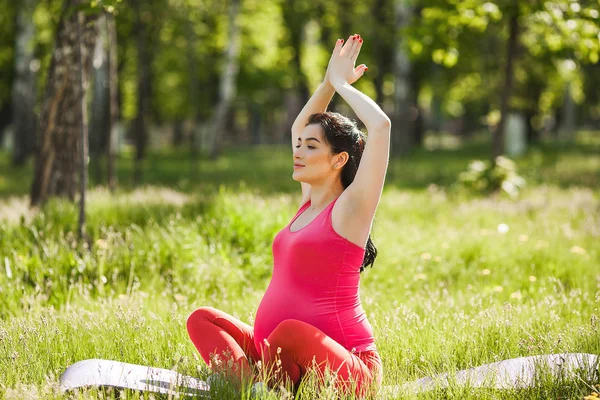 Atractiva Joven Embarazada Haciendo Ejercicios Yoga Aire Libre Parque Esperando — Foto de Stock